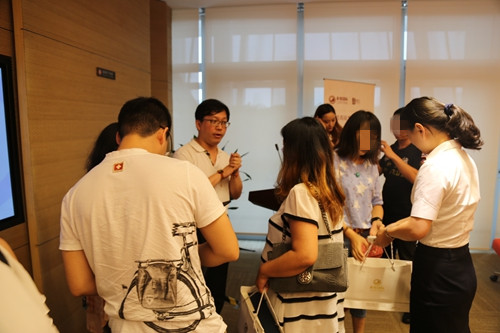 林玟瑩老師與貴賓交流 永銘國際貴賓活動(dòng)