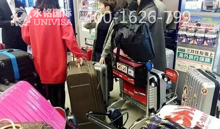 朋友回國的旅行箱，被海關(guān)大爺們無情地打開了……