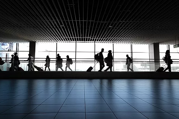 機(jī)場(chǎng)行色匆匆的人